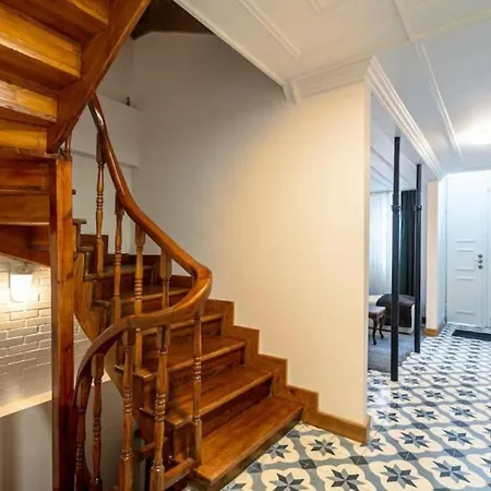 Historical 4-br Steps From Besiktas Stadium & Bosphorus Views - Prime Nisantasi Location! Apartamento