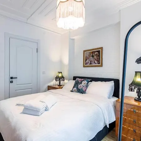 Historical 4-br Steps From Besiktas Stadium & Bosphorus Views - Prime Nisantasi Location! Apartamento *
