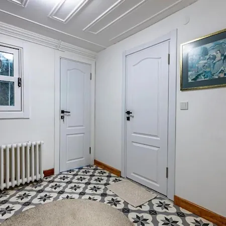 Apartamento Historical 4-br Steps From Besiktas Stadium & Bosphorus Views - Prime Nisantasi Location! Estambul