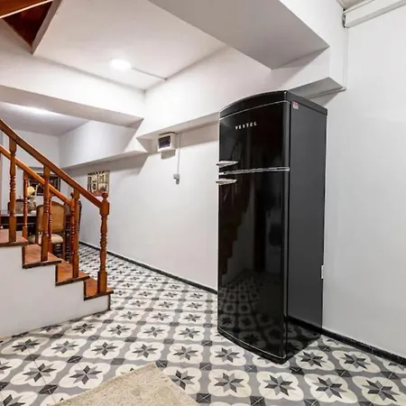 Apartamento Historical 4-br Steps From Besiktas Stadium & Bosphorus Views - Prime Nisantasi Location! Estambul
