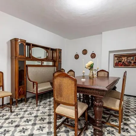 Apartamento Historical 4-br Steps From Besiktas Stadium & Bosphorus Views - Prime Nisantasi Location! Estambul