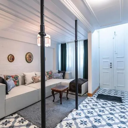 Historical 4-br Steps From Besiktas Stadium & Bosphorus Views - Prime Nisantasi Location! Apartamento *