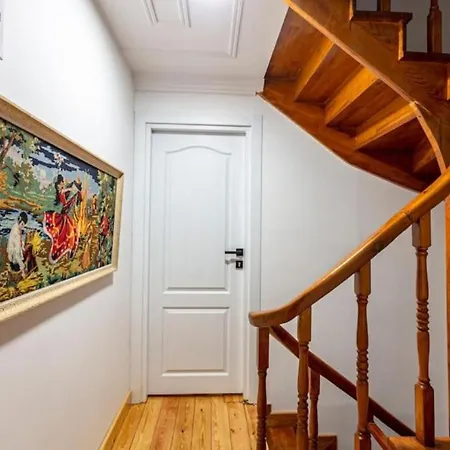 Historical 4-br Steps From Besiktas Stadium & Bosphorus Views - Prime Nisantasi Location! Estambul
