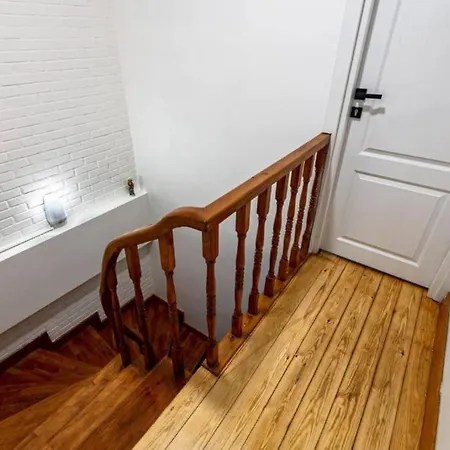 Apartamento Historical 4-br Steps From Besiktas Stadium & Bosphorus Views - Prime Nisantasi Location!