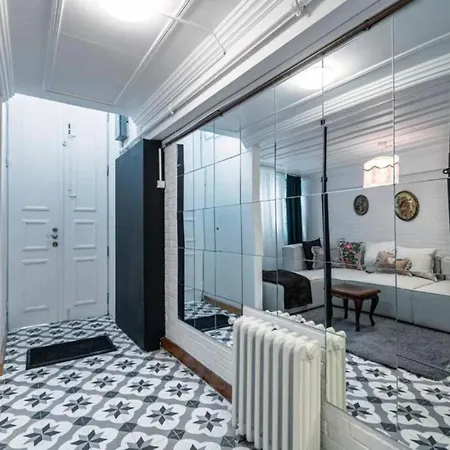 Apartamento Historical 4-br Steps From Besiktas Stadium & Bosphorus Views - Prime Nisantasi Location! Estambul