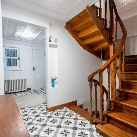 Historical 4-br Steps From Besiktas Stadium & Bosphorus Views - Prime Nisantasi Location! * Estambul