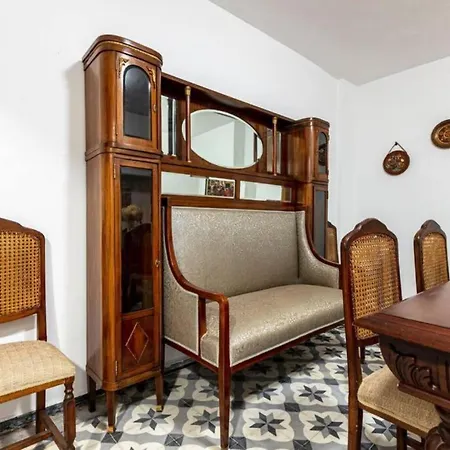 Historical 4-br Steps From Besiktas Stadium & Bosphorus Views - Prime Nisantasi Location! Apartamento Estambul