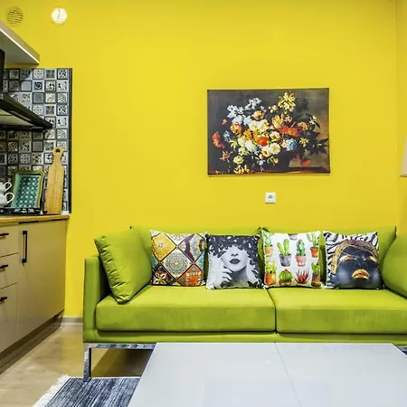 Centrally Located Flat With Balcony In Uskudar *