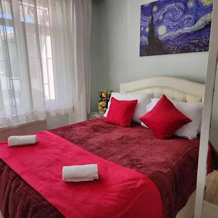 Two Bedroom Flat In The Garden At The Bosphorus *