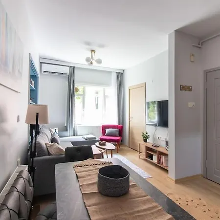 شقة Renewed&charming 3br Flat In The Heart Of The *