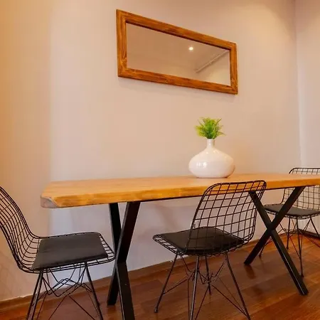 High-ceiling Central 3-bedroom With City View Apartmán *