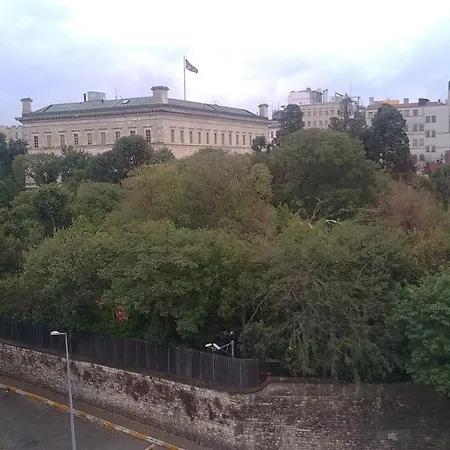 Istiklal Caddesi Ve Taksim Yuruyerek 1 Dakika. Apartman Isztambul