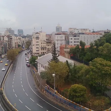 Istiklal Caddesi Ve Taksim Yuruyerek 1 Dakika. Apartman