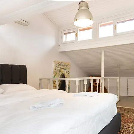 La Gardenia : 4br With Private Garden