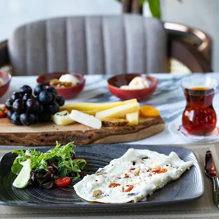 Mövenpick Airport 5*