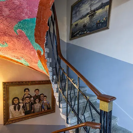 Bahaus Hostel *