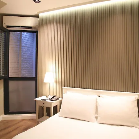 Bronte Hotel *