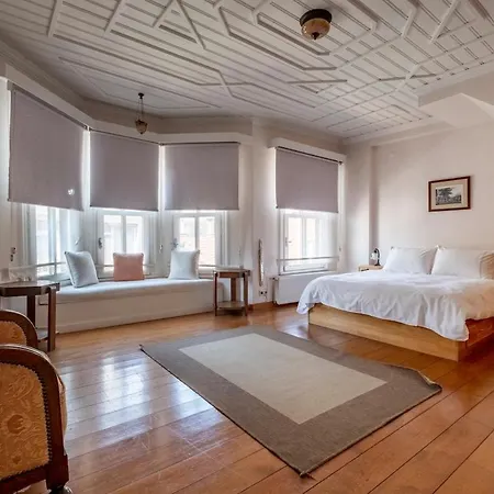 Terrace Triplex In Peninsula Villa