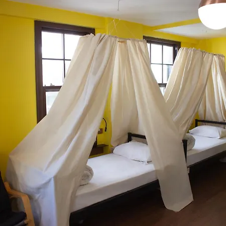 Le Banc Hostel *