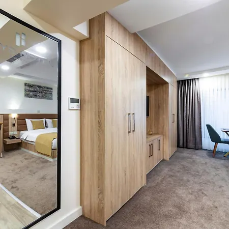 Hotel Roys & 4*