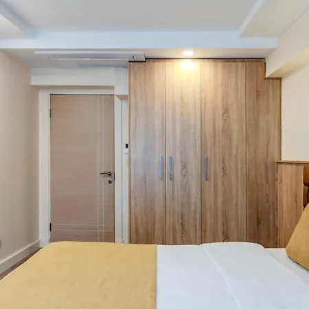 Roys & Hotel