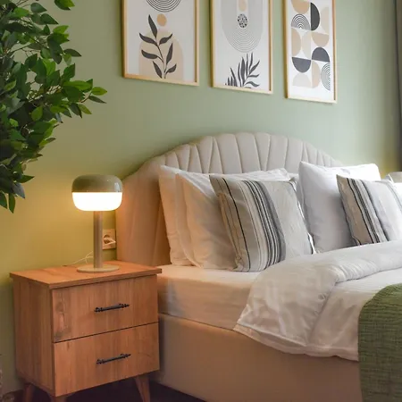 아파트 Spacious 2br With Garden- Long Term Rent