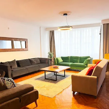Two Flats With 6br, 4ba Appartement *