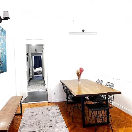 Two Flats With 6br, 4ba Istambul
