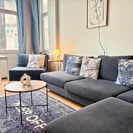 High Ceiling Cozy With 3 Bedroom Beyoglu Appartement