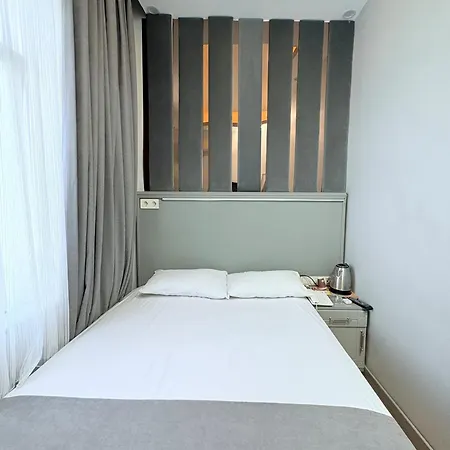 Hotel Crowned