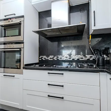 Апартаменты Bosphorus View Gem - 3 Large Bedrooms - 2 Baths & Balcony In Prime Location *