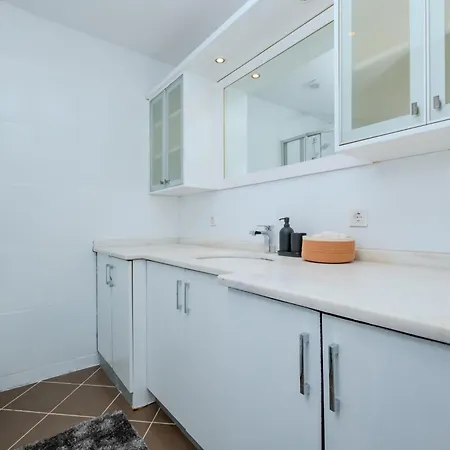 Bosphorus View Gem - 3 Large Bedrooms - 2 Baths & Balcony In Prime Location Стамбул