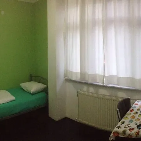 Hostel Rengarenk & *