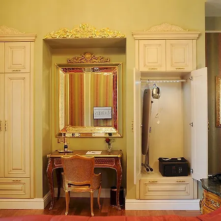 Maroon Bosphorus 5*