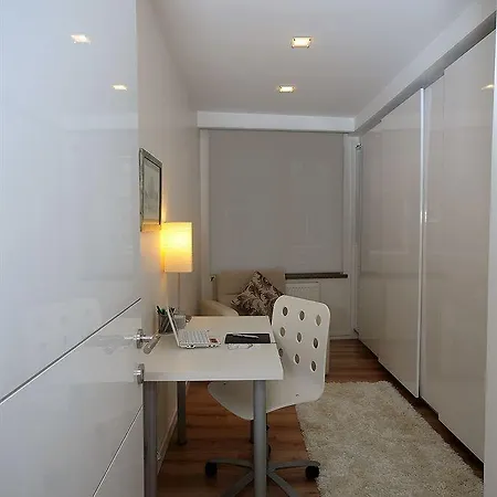 Aura Aparthotel 2*