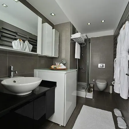 Aura Aparthotel 2*