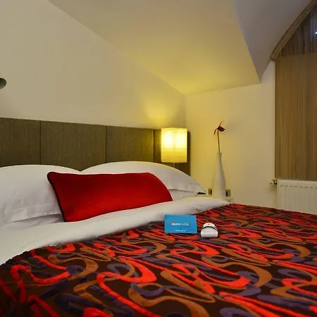 Aura Aparthotel 2*