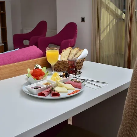 Aura Aparthotel 2*
