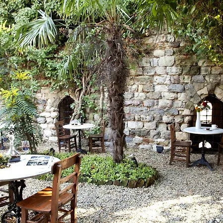 Empress Zoe Hotell 2*