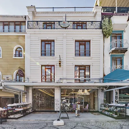 Magnaura House Hotel