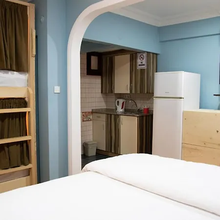 Yolo Hostel
